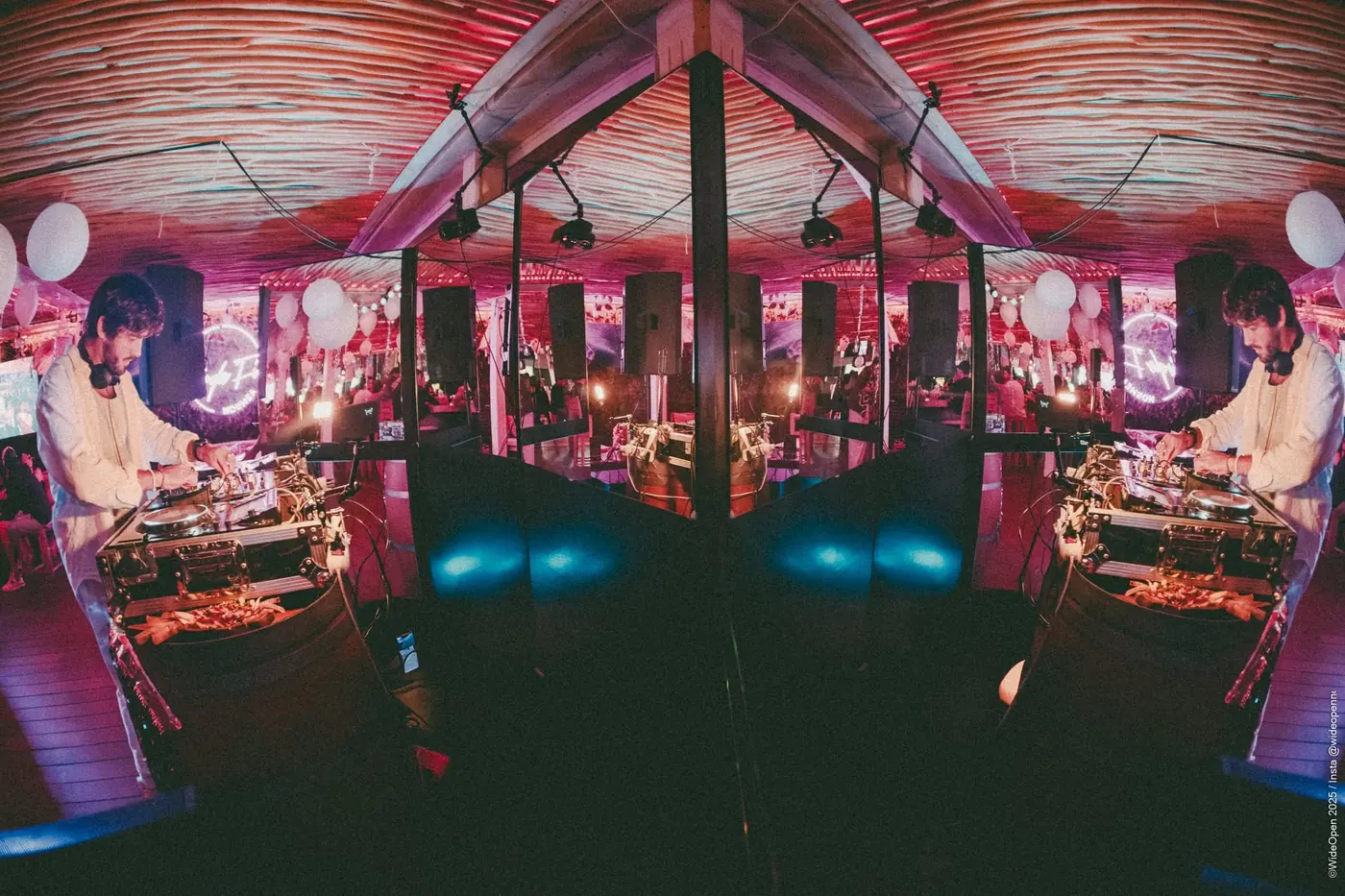 Le DJ et son reflet dans le miroir de six mètres
