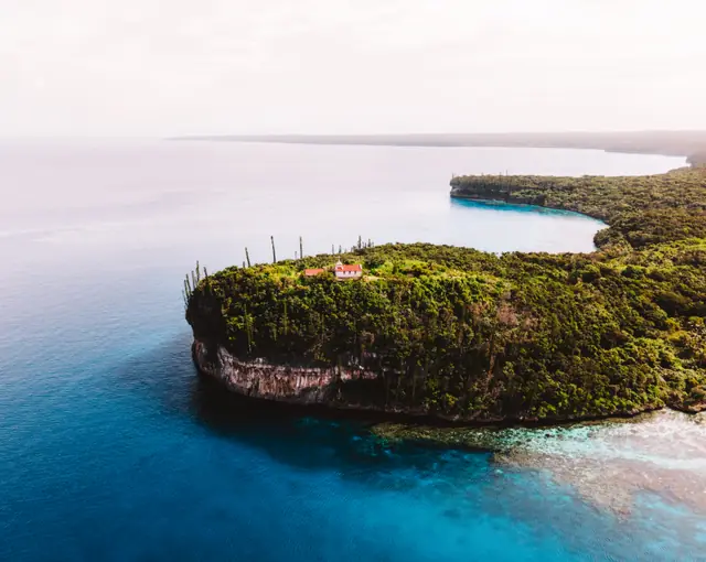 Un îlot du lagon vu du drone