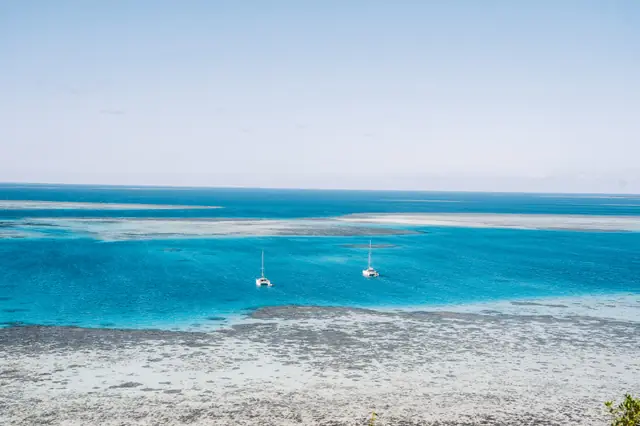 Des voiliers sur le lagon