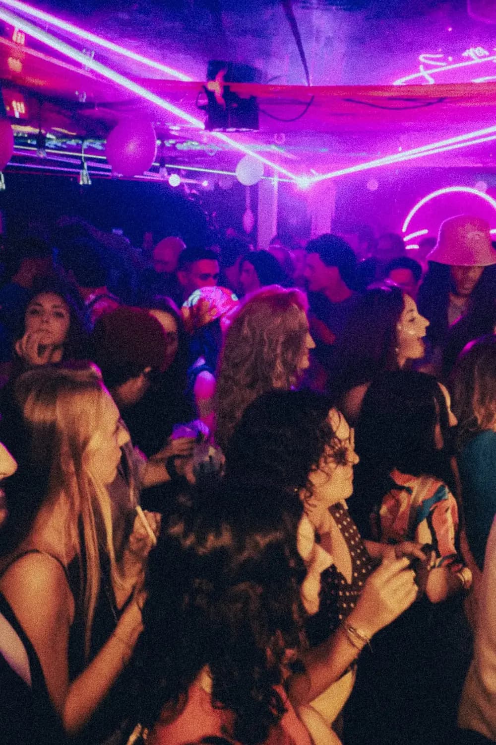 Le dancefloor sous les lasers
