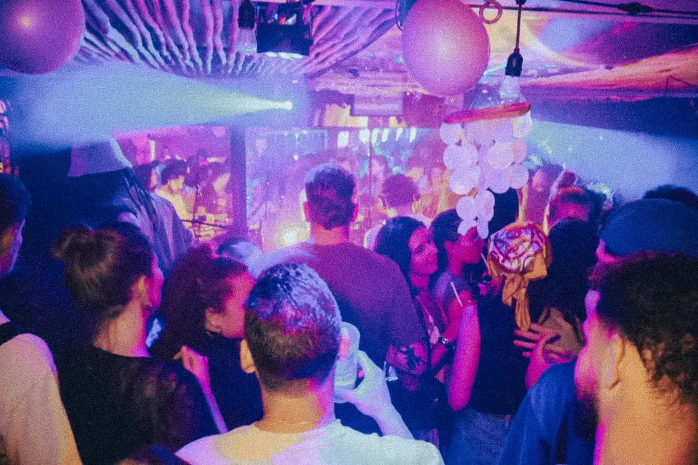 Le DJ et son reflet dans le miroir de six mètres