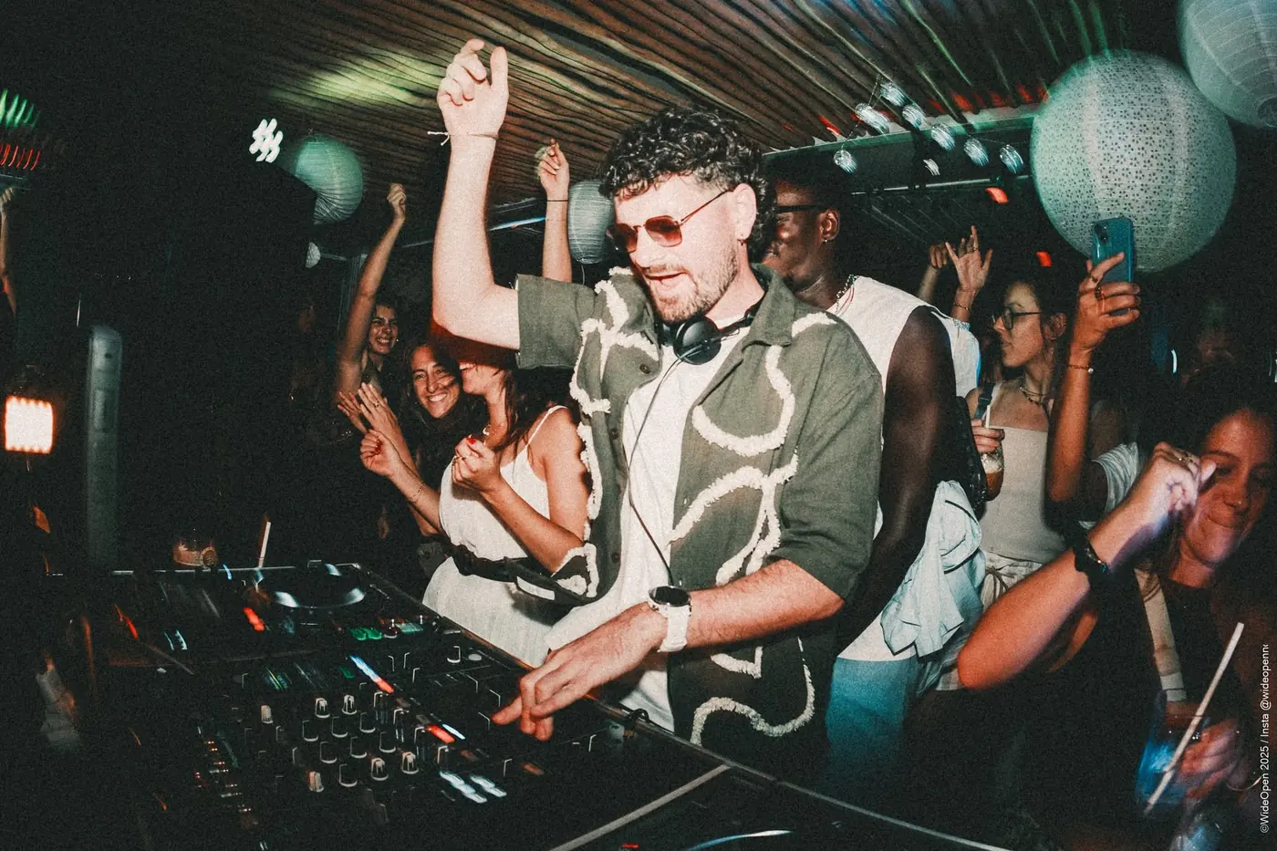 Des mains levées sur le dancefloor