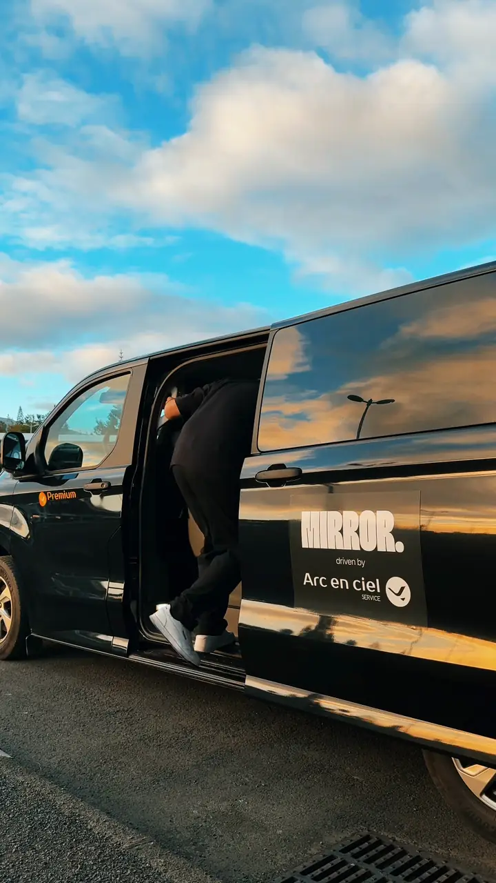 Le van siglé Mirror d'Arc en Ciel Service sur les routes du territoire